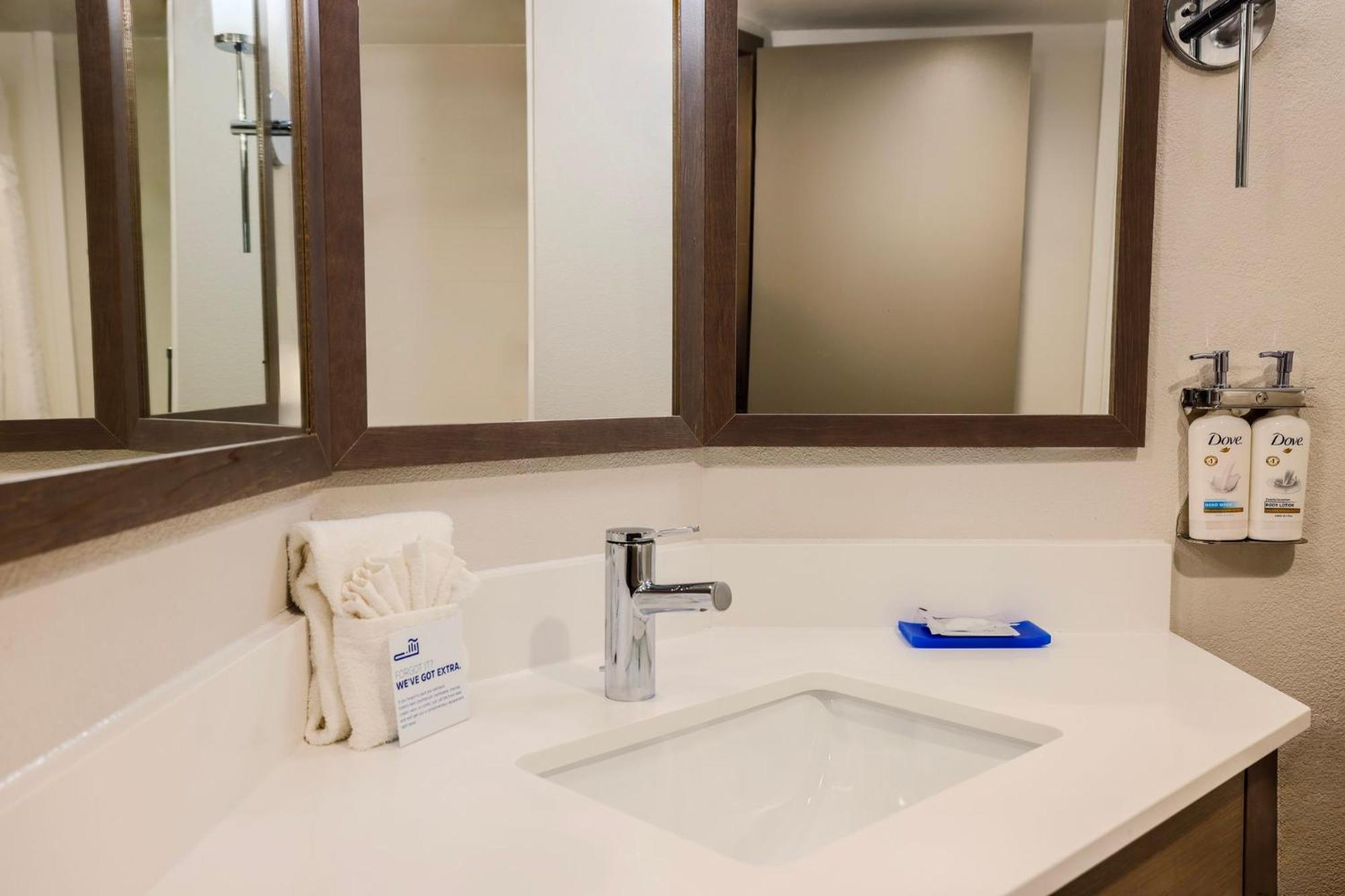 Holiday Inn Express Burlington By Ihg Dış mekan fotoğraf