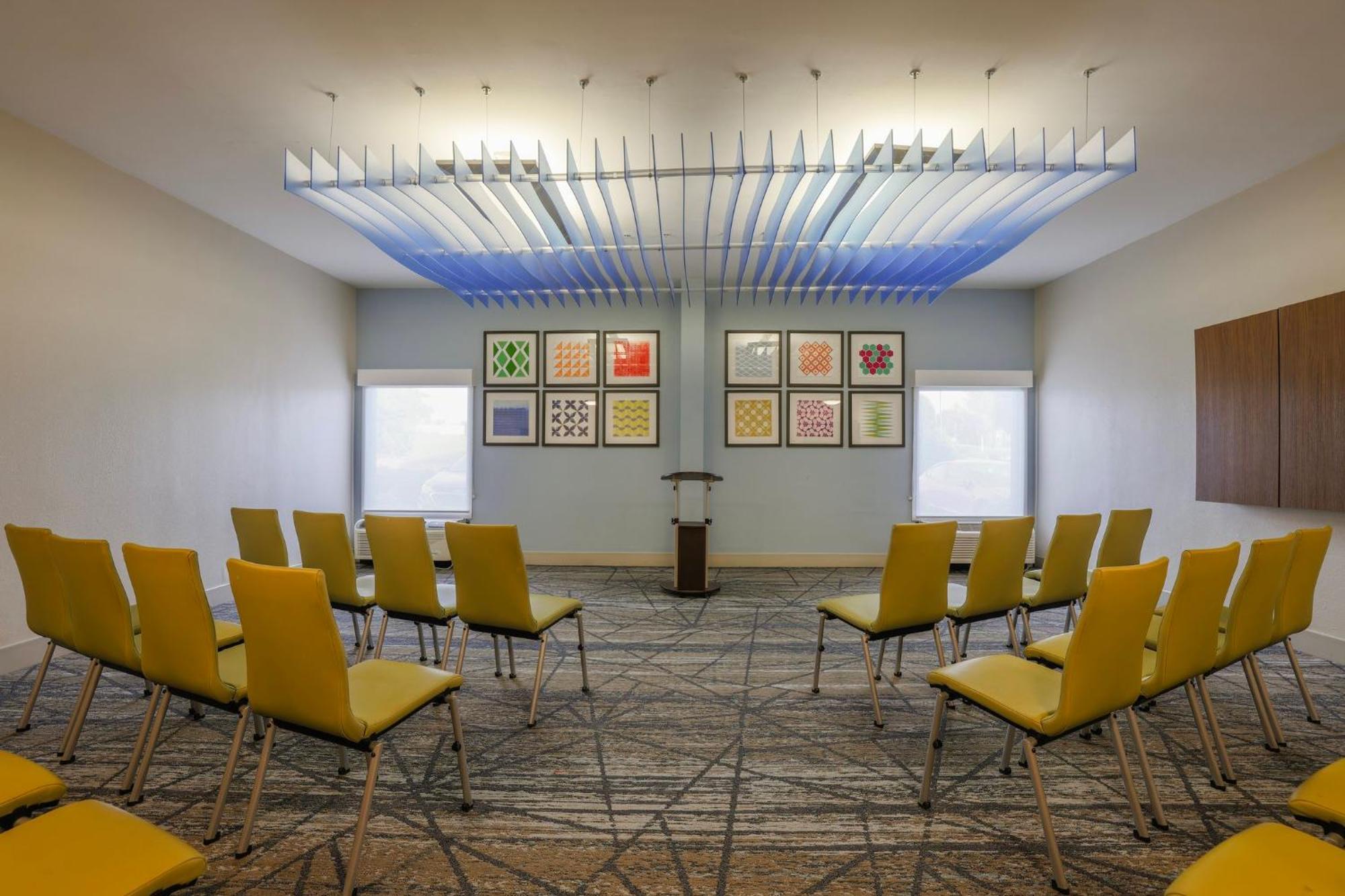 Holiday Inn Express Burlington By Ihg Dış mekan fotoğraf
