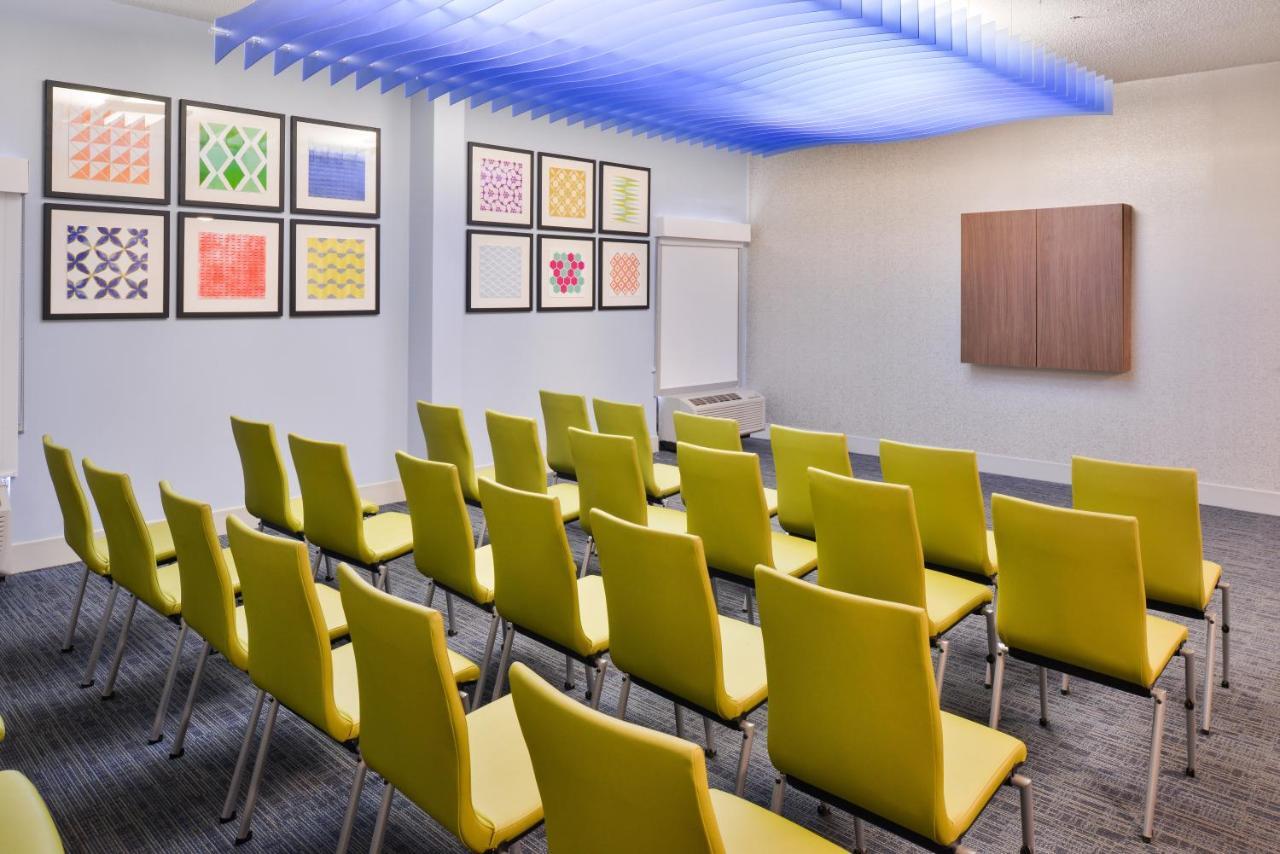 Holiday Inn Express Burlington By Ihg Dış mekan fotoğraf
